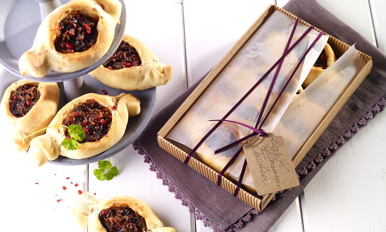 Pikáns paradicsomos-hagymás táskák