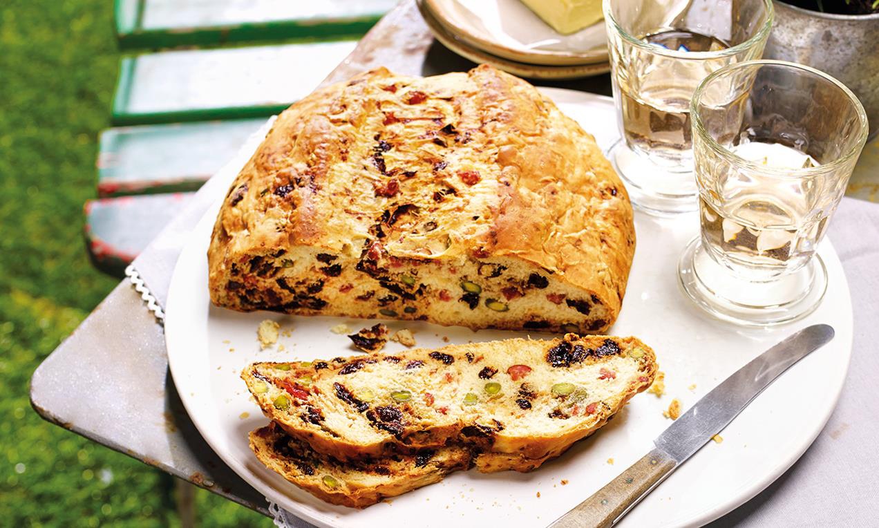 Aszalt szilvás-kolbászos cipó