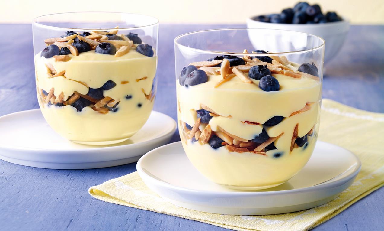 Fehércsokoládé puding áfonyával és mandulával