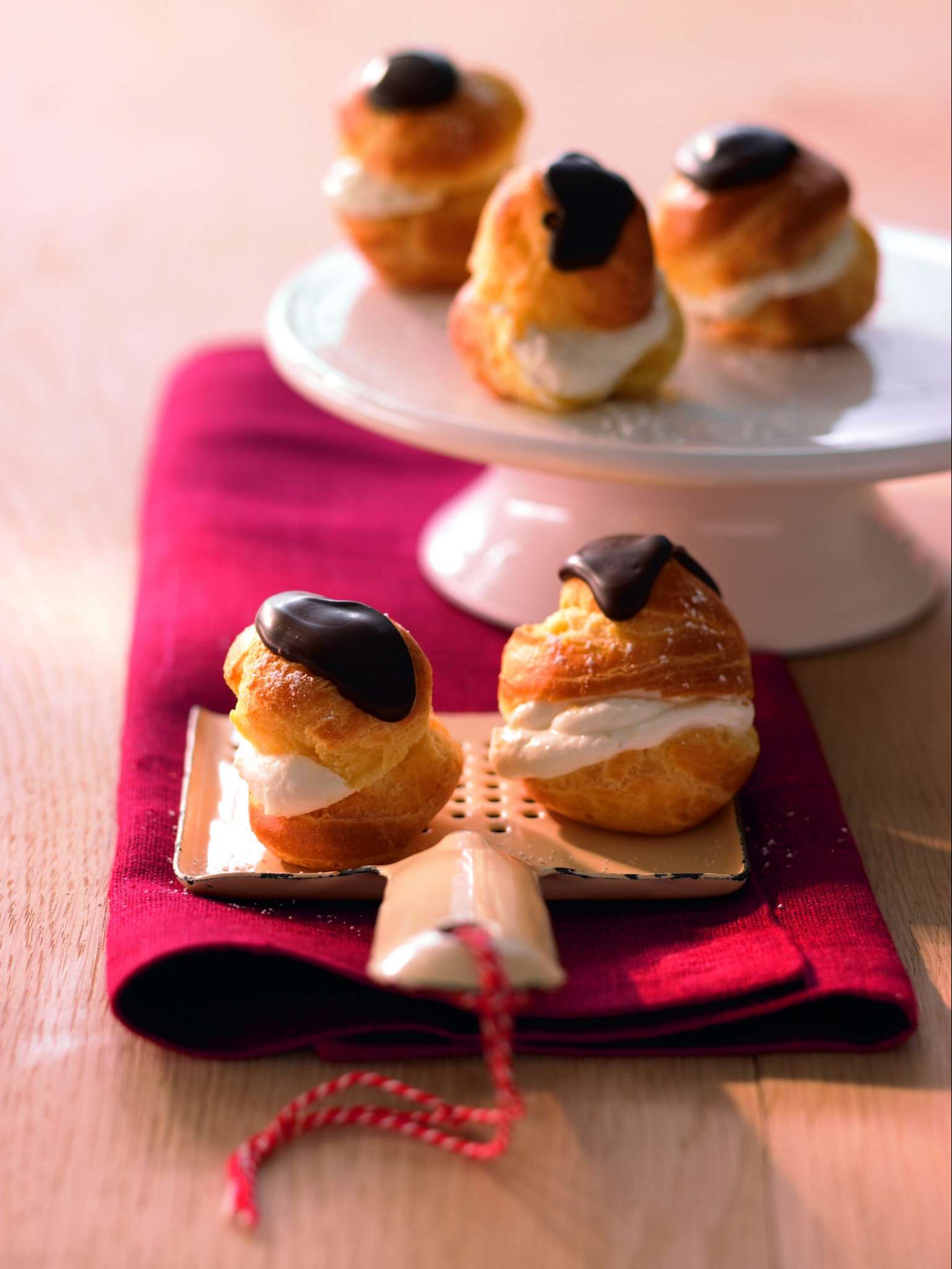 Képviselőfánk csokis kalappal