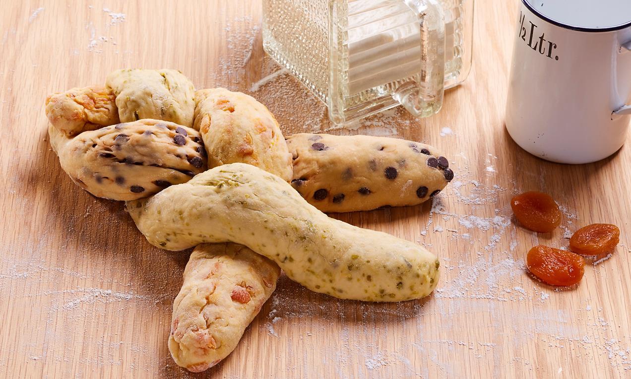 A Színes fonat kalács klasszikus hármasfonással készül.