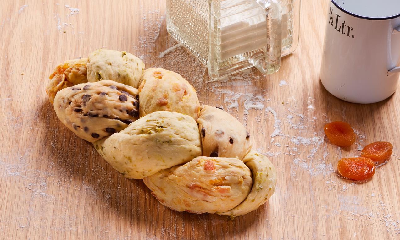 Az összefont sütemény tetejét sütés előtt kenjük meg tojásfehérjével, vagy tojás és tejföl keverékével.