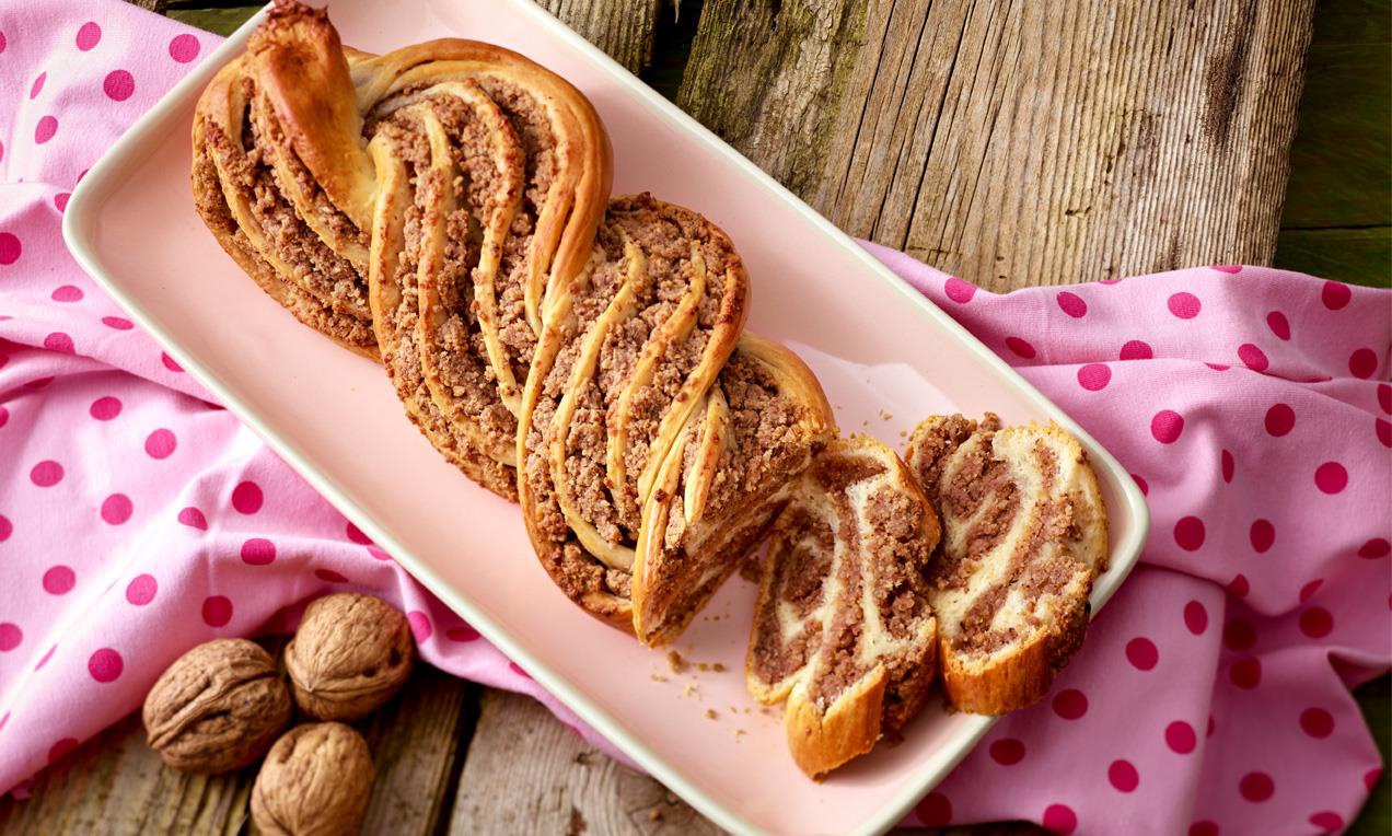 Töltött mogyorós-diós kalács