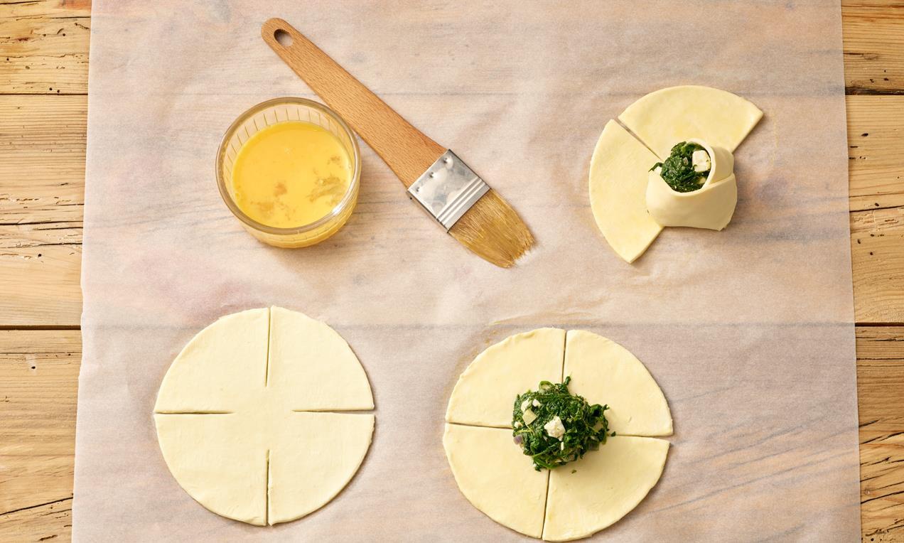 A Spenótspirál sütemény alaptésztáját kerek lapokra vágjuk és megtöltjük.