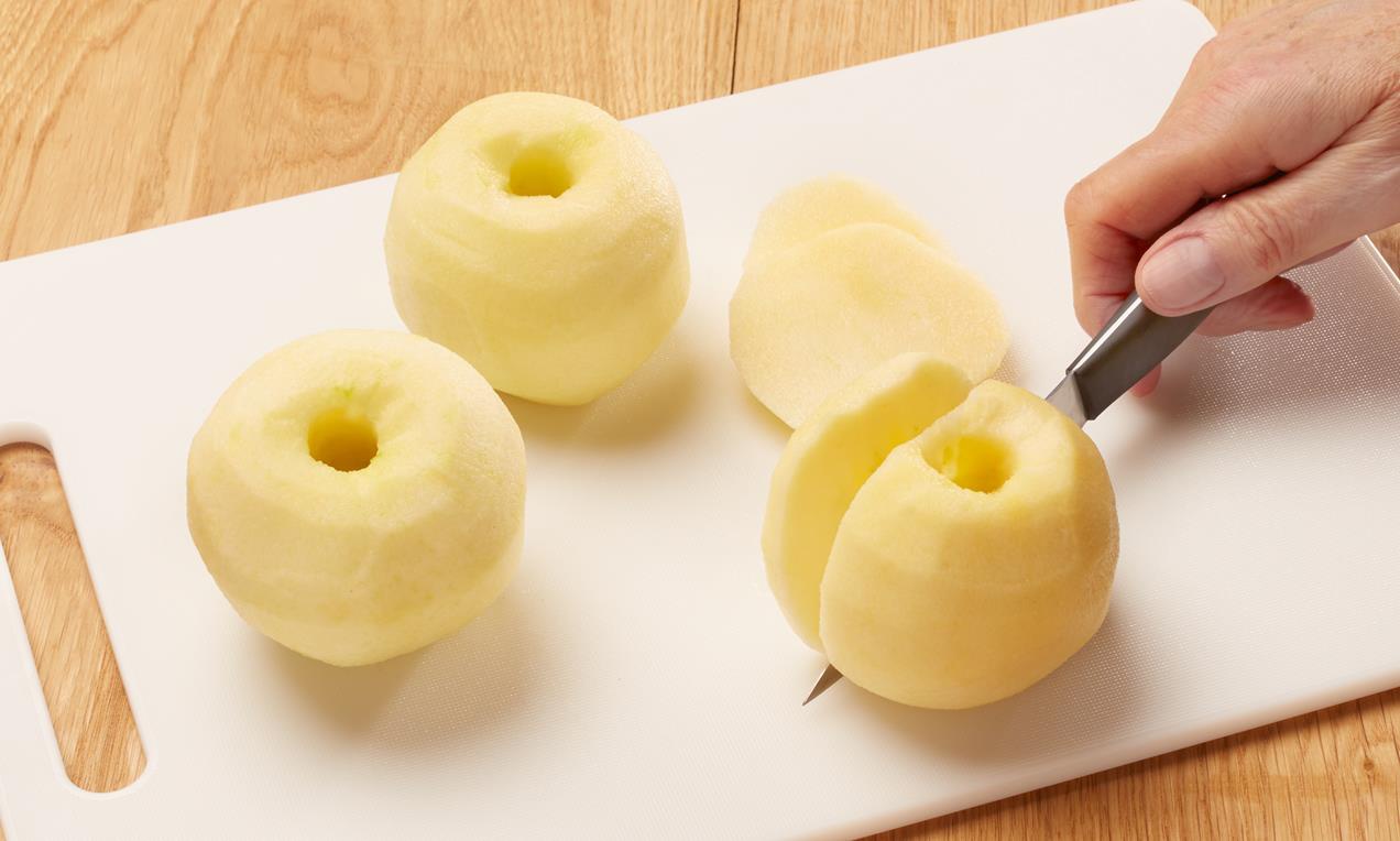 Az Almás túrótorta sütemény meghámozott almából készül.