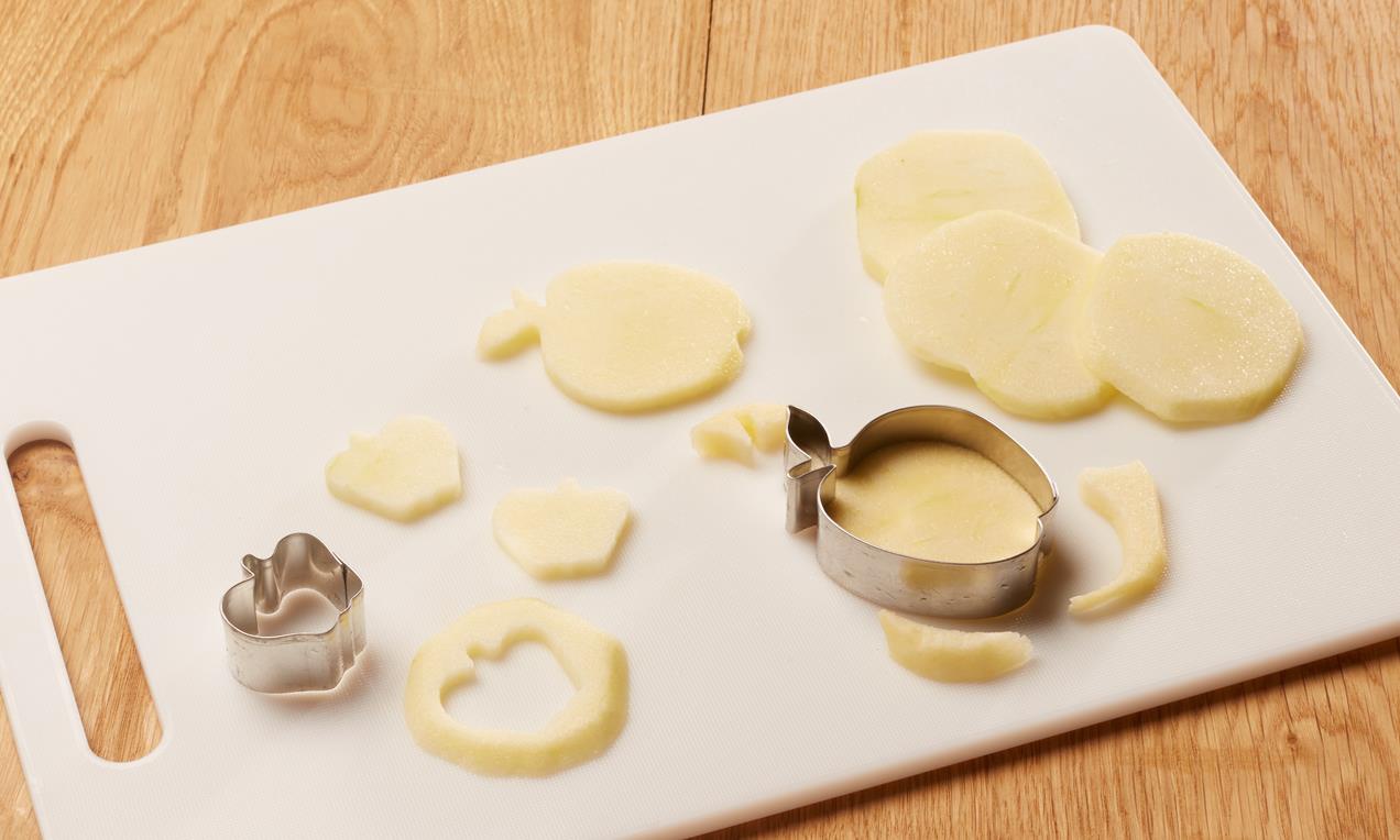 A meghámozott, felszeletelt almát kiszúróval formázzuk.