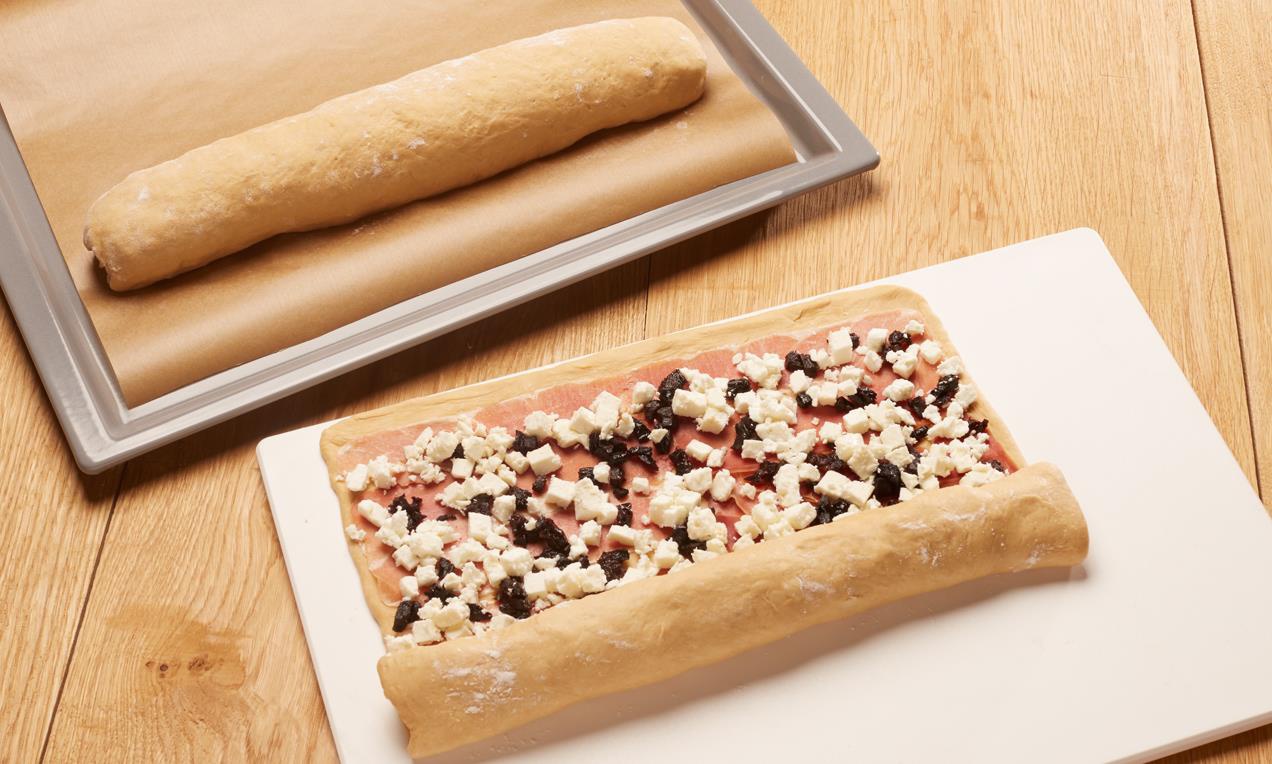 A Sörkenyér két töltelékkel süteményt úgy töltjük, majd tekerjük fel, mint a rétest.