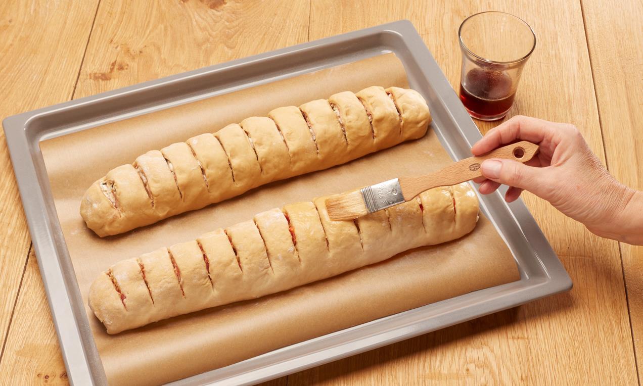 A sütemény tetejét sütés előtt kenjük meg tojásfehérjével.