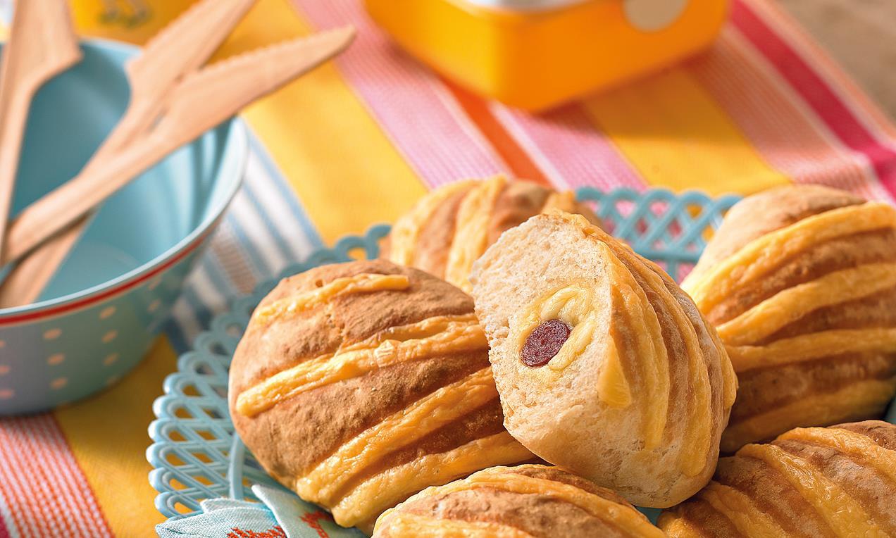 Szalámis-sajtos sós zsemle