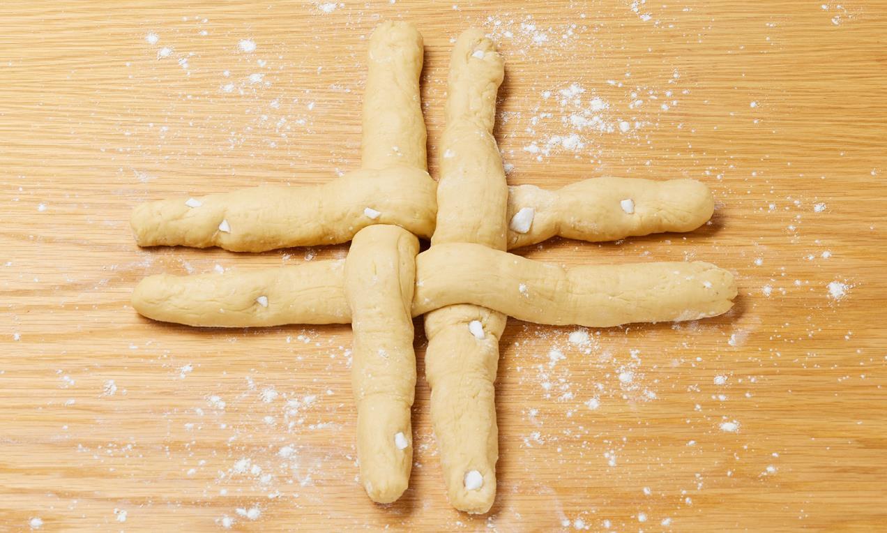 A Édes fonott konty sütemény keresztfonással készül.