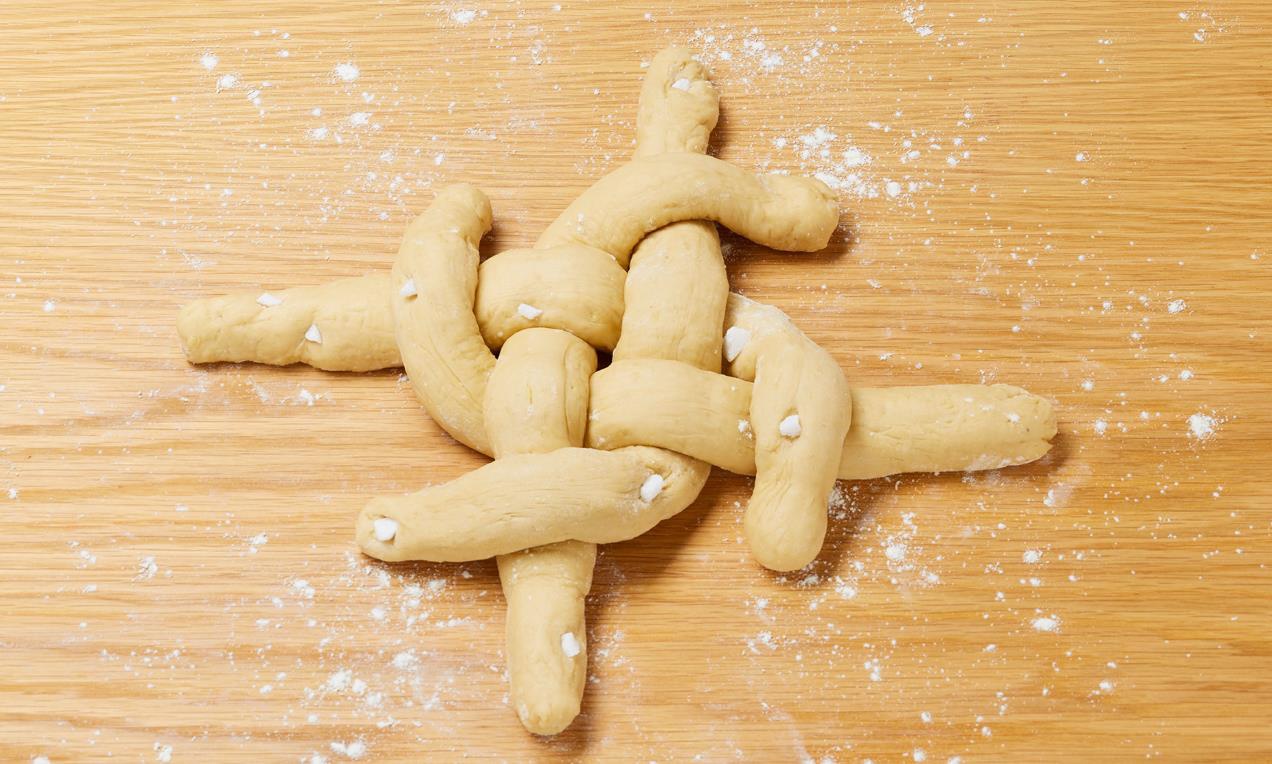 A sütemény a húsvéti fonott kalács egyik különlegesen tekert variációja.