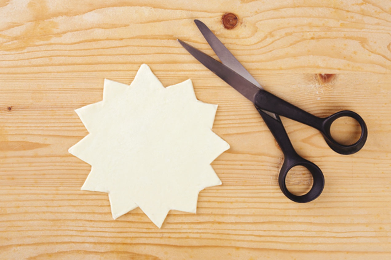 A Kis napraforgók almával sütemény konyhai ollóval vágható a kívánt formára.