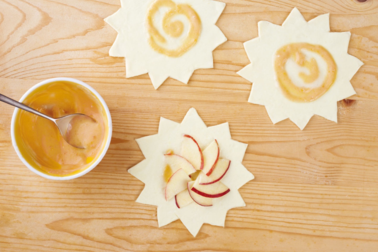 A kivágott Kis napraforgók almával rétegezett sütemény.