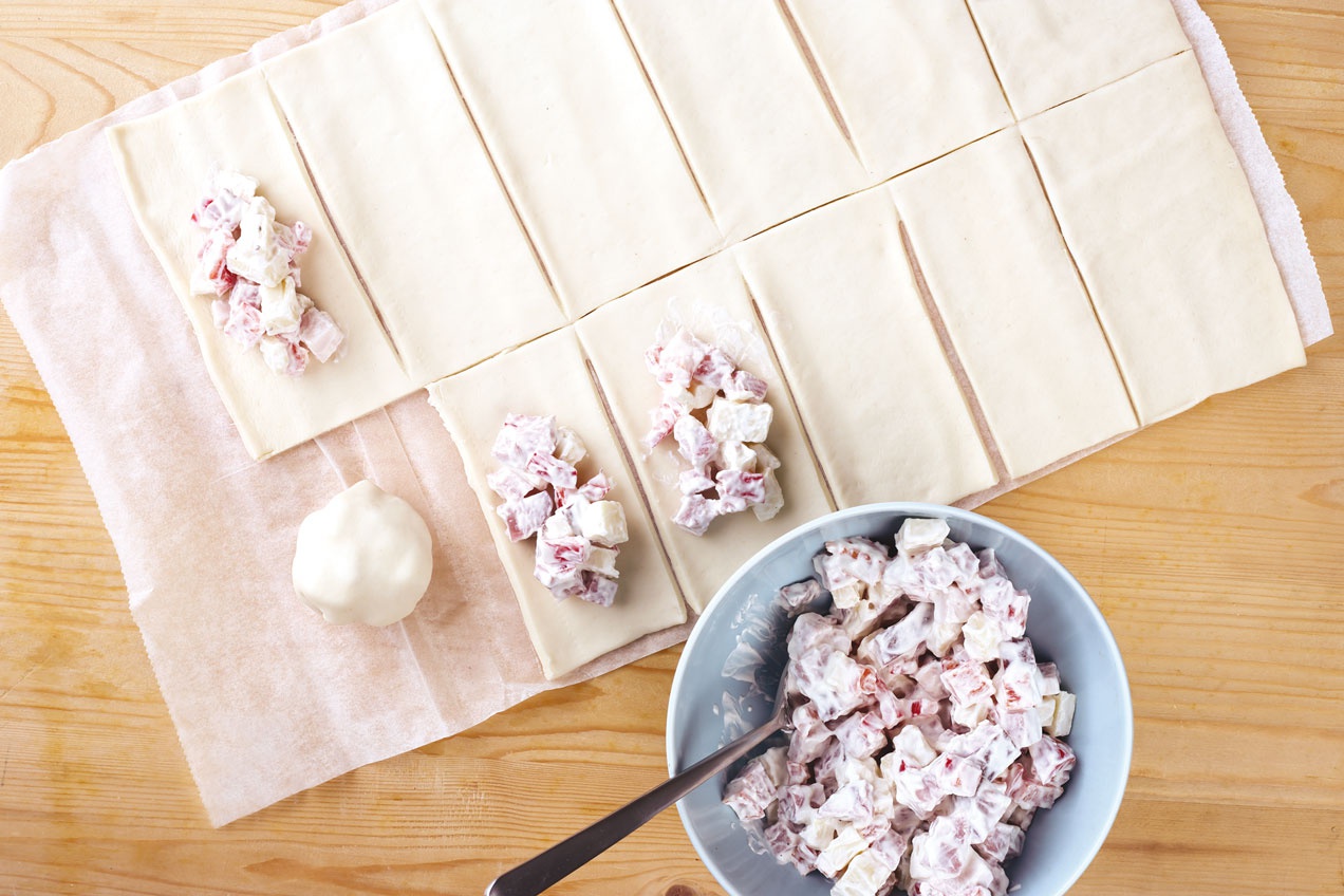 A Pikáns sonkás batyuk sütemény rétestésztából készül.