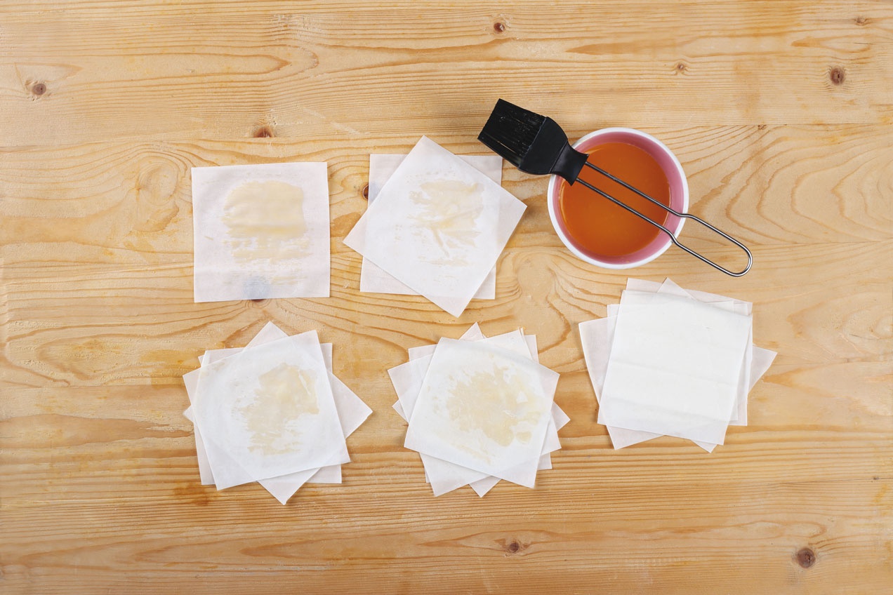 A Pudingos réteskosárkák sütemény alapja kivágott és egymáson elforgatott réteslapból áll.