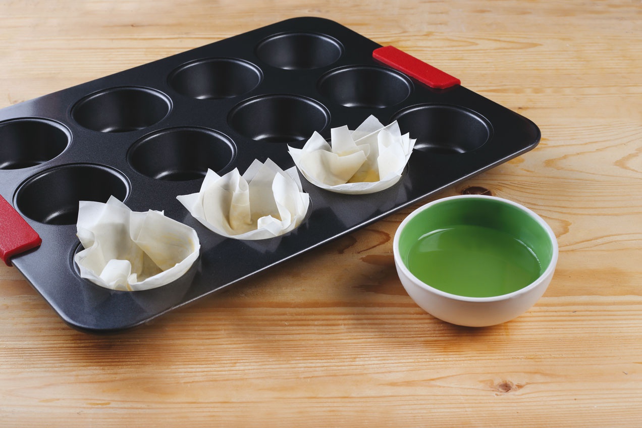 A sütemény alapját a muffinsütőbe helyezve töltjük meg.