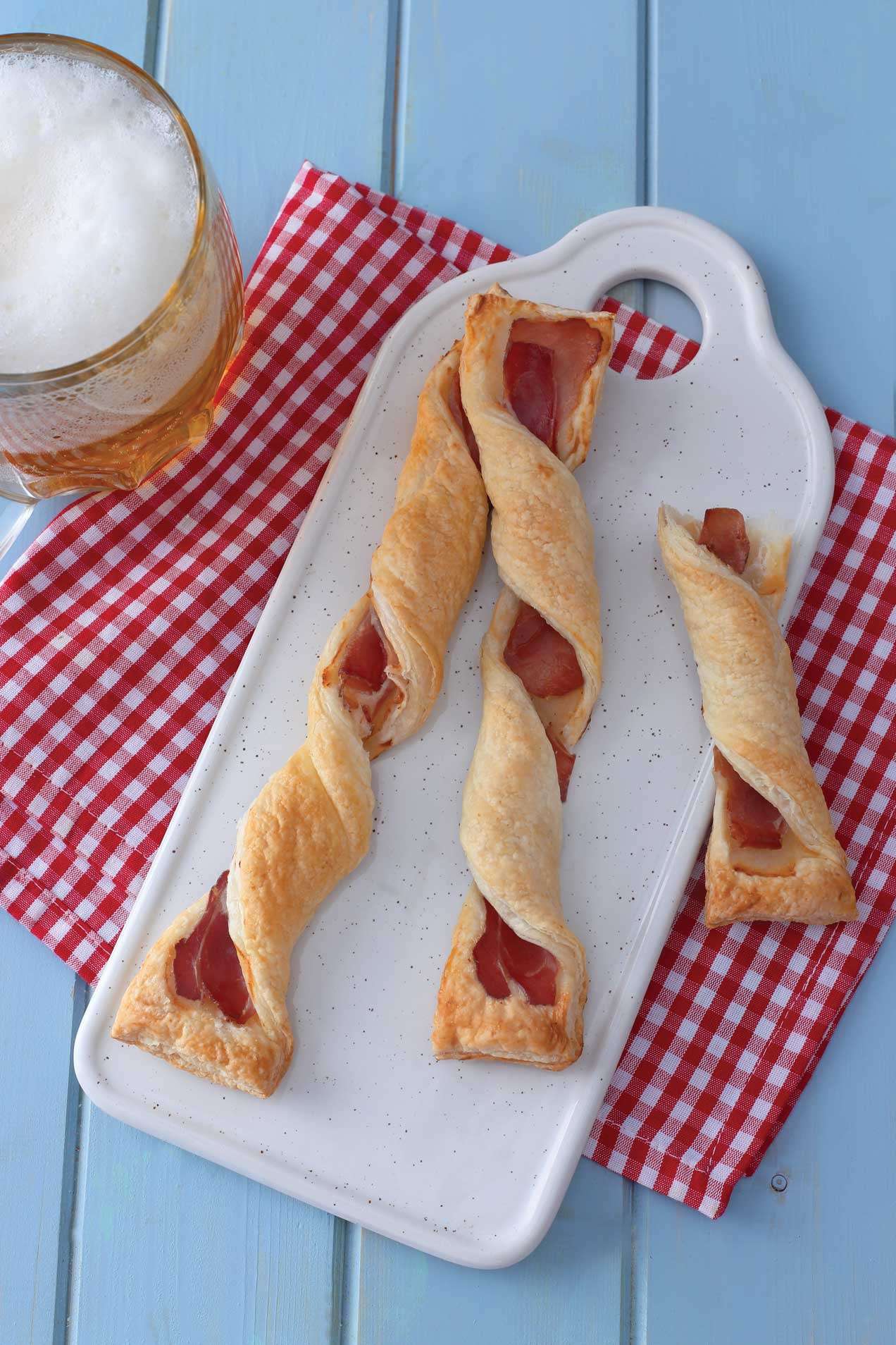 Sonkás-fokhagymás csavart stangli