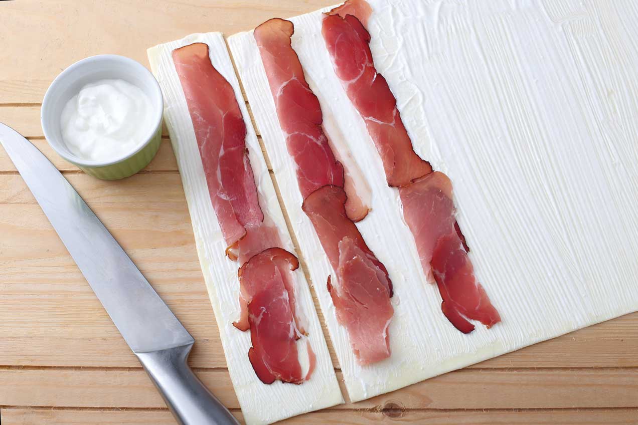 Sonkás-fokhagymás csavart stangli