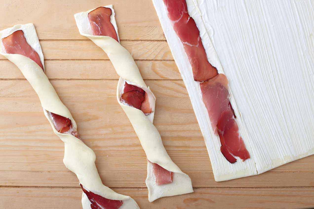 Sonkás-fokhagymás csavart stangli