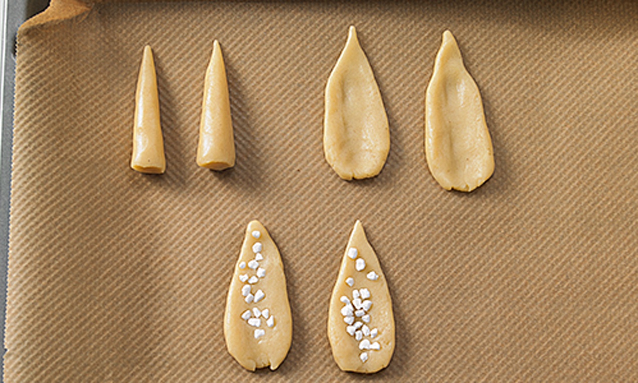 A nyuszifül formájú díszítést sütés előtt szórjuk meg cukorgyöngyökkel.