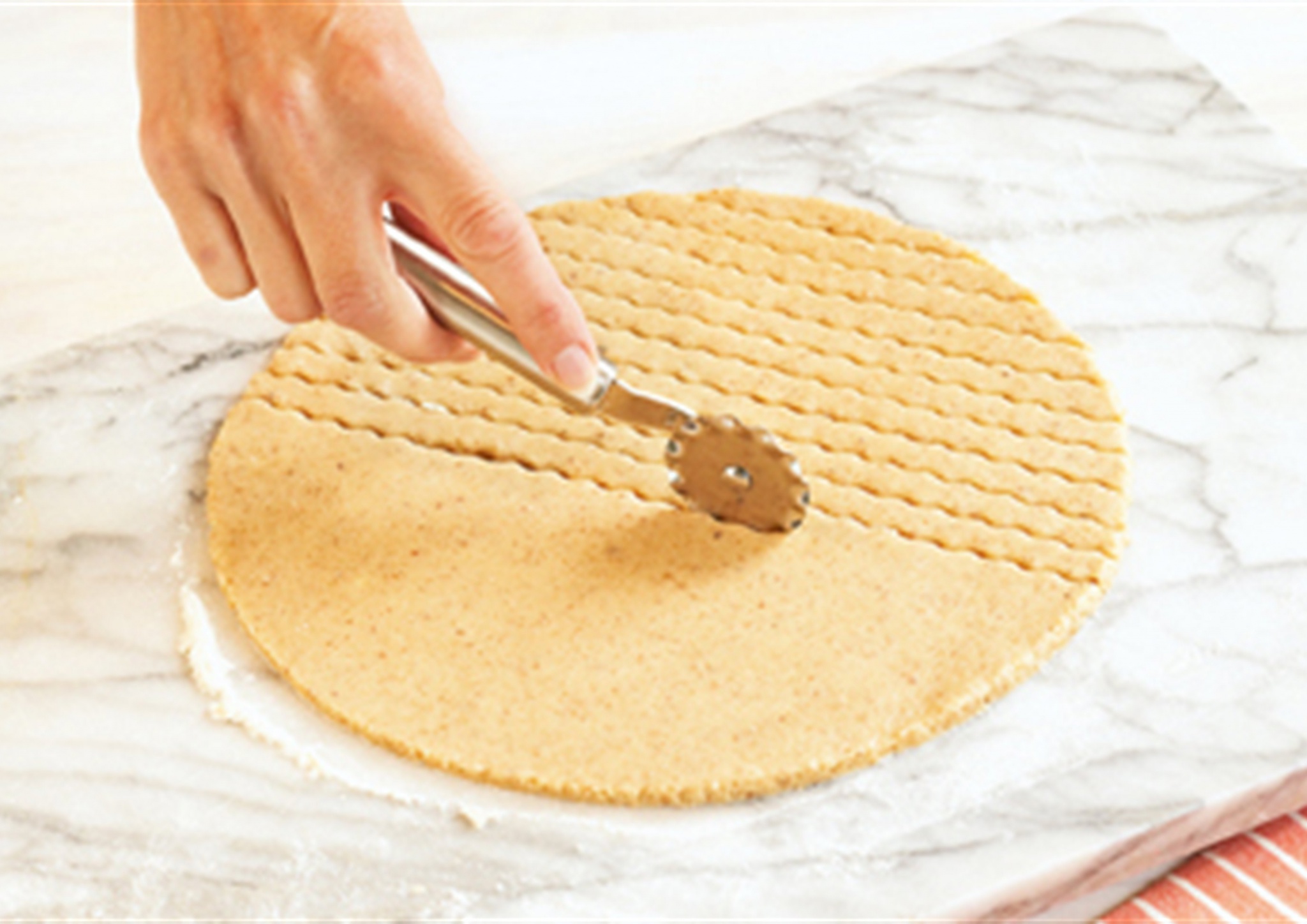 A Linzer torta tetejét derelyemetszővel vágott csíkokkal díszítjük.