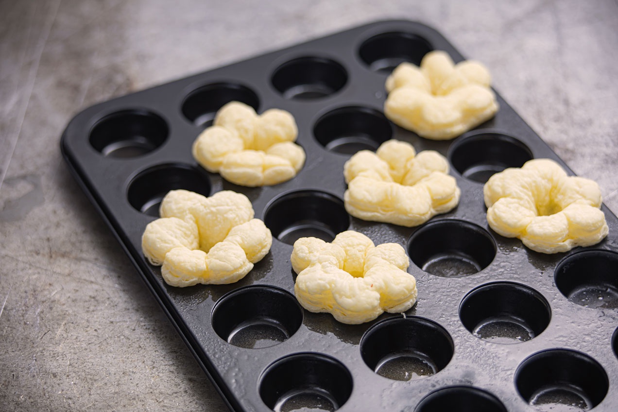 A sütemény muffinformában készül.