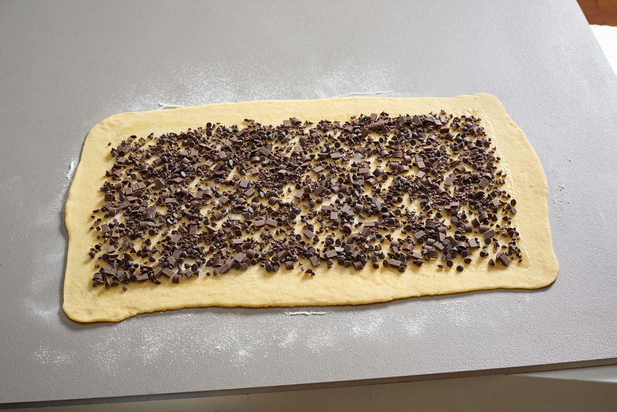 A sütemény kinyújtott tésztájára halmozzuk a tölteléket.