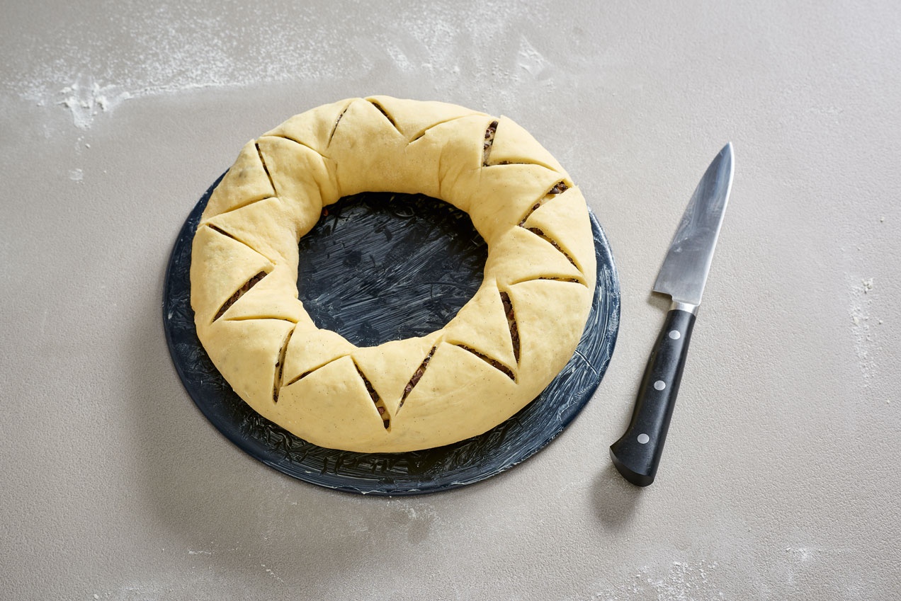 feltekerés után óvatosan bevagdossuk a Csokoládés koszorú sütemény tetejét.