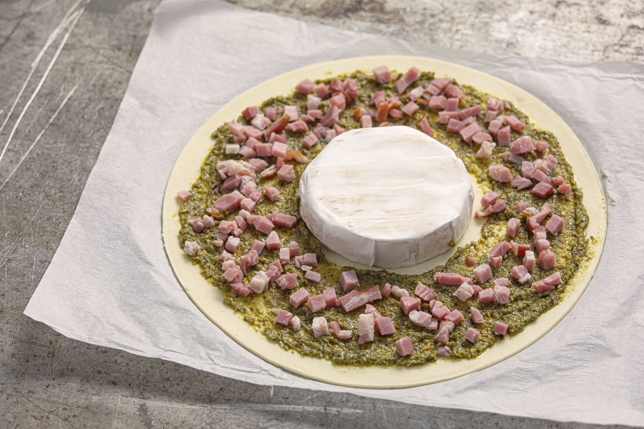 A kinyújtott tésztára halmozzuk a tölteléket.