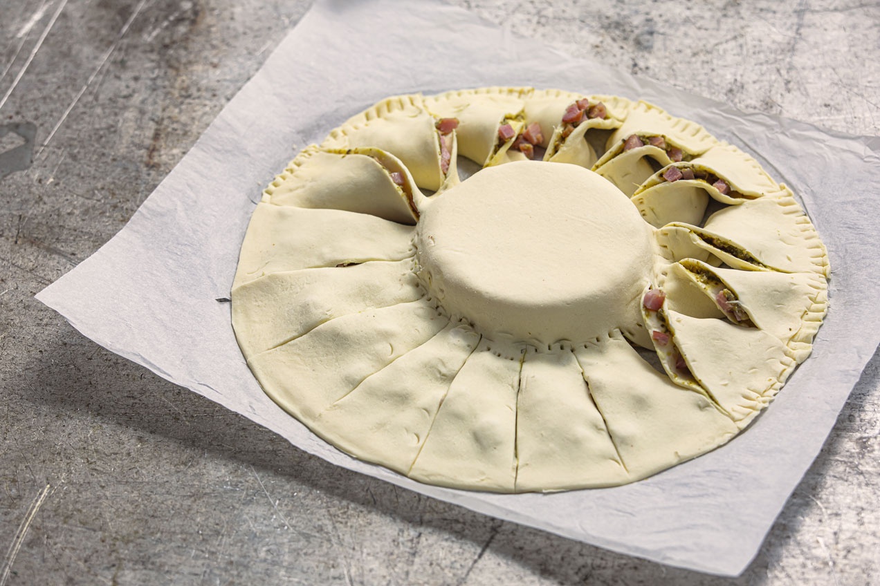 A megtöltött Camembert nappite alapjára ráborítjuk a sütemény másik felét.