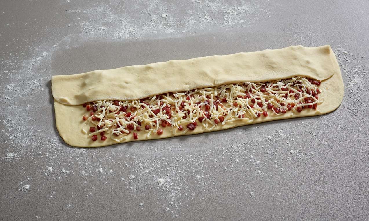 A megtöltött házi bagettet feltekerjük.