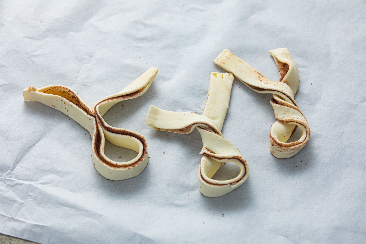 A Kakaós-húsvéti nyuszi sütemény a csíkok tekerésével alakítható nyuszi formára.