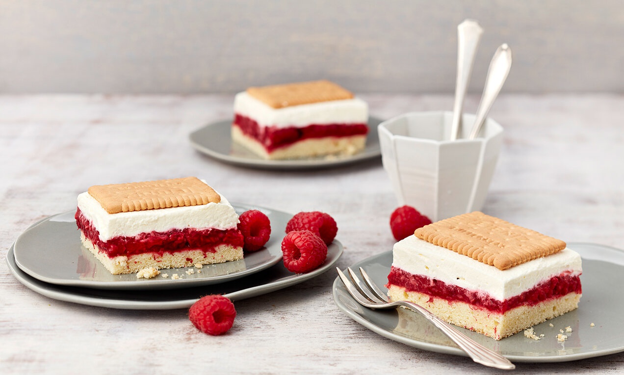 Tejszínhabos-kekszes szelet málnás töltelékkel