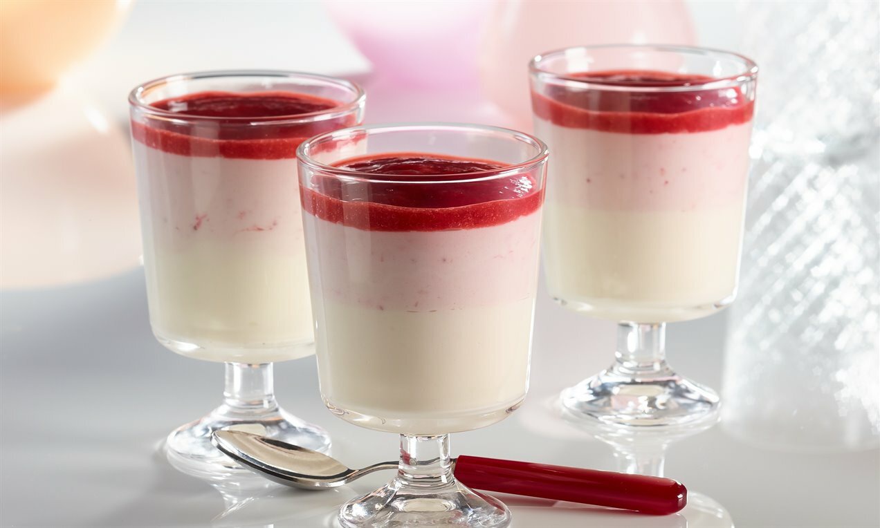 Fehércsokoládés-epres réteges pohárdesszert