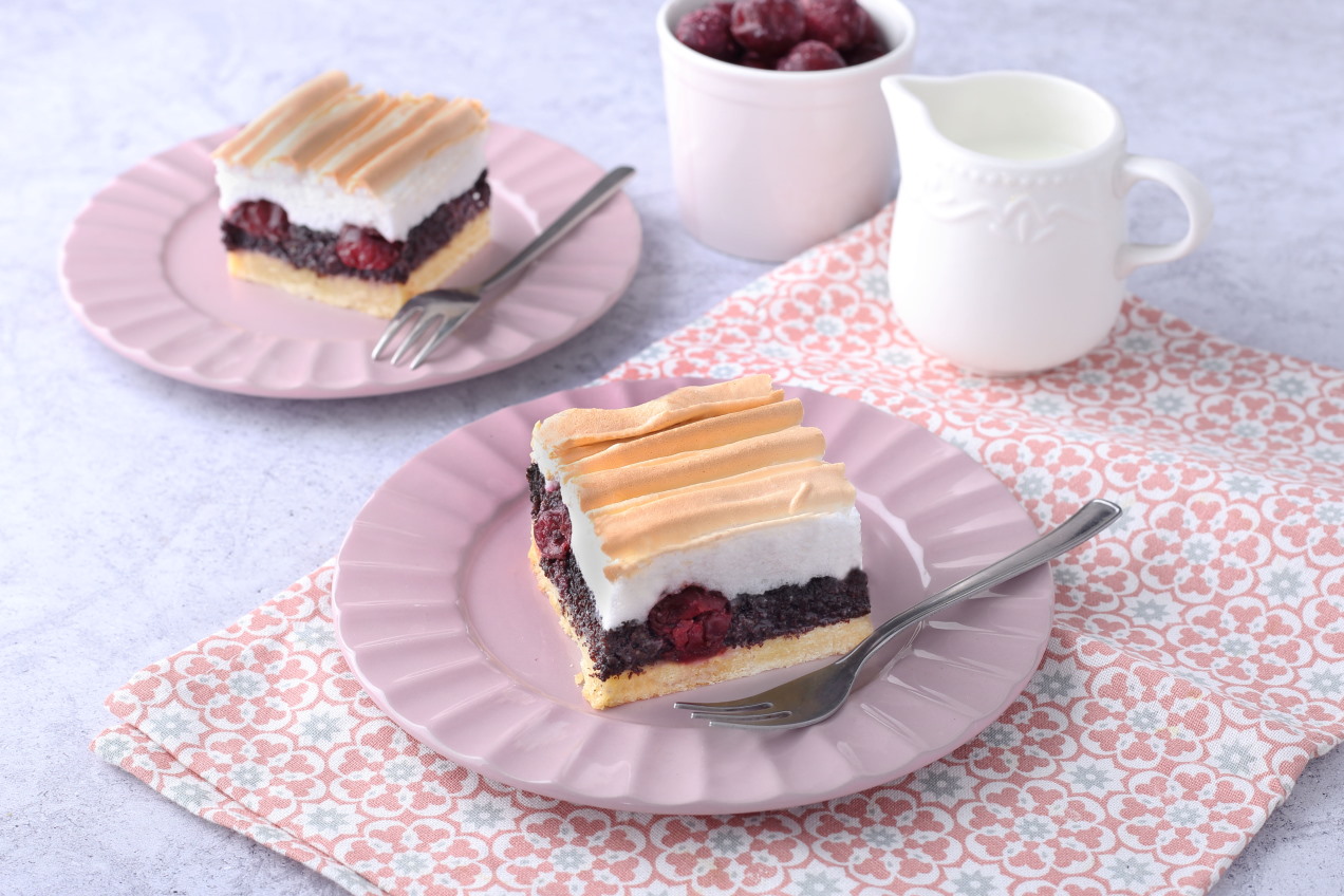 Habos meggyes-mákos pite