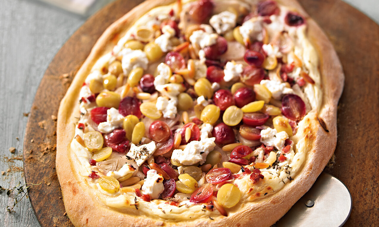 Gyümölcsös-pikáns lepény szőlővel és kecskesajttal