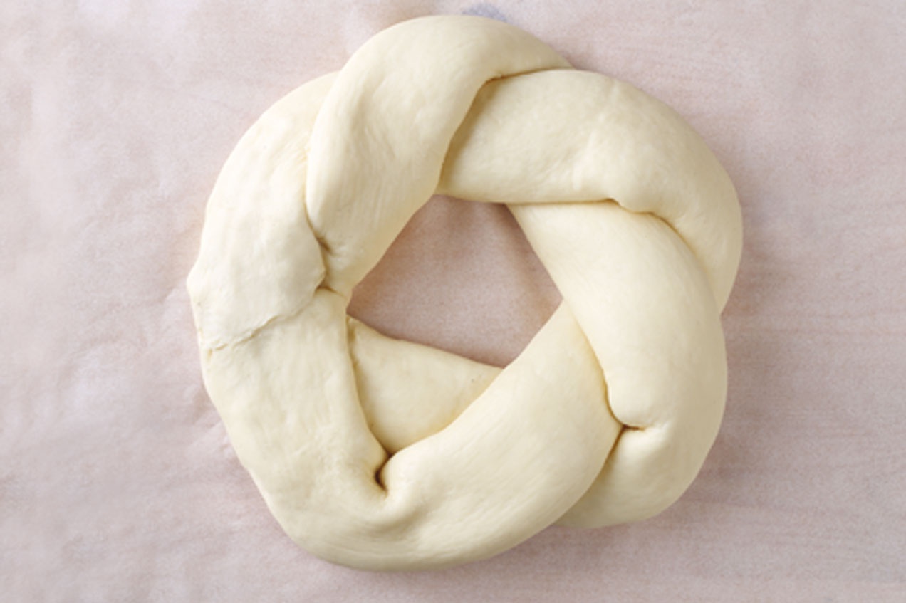 A Túrós-áfonyás koszorú tetejét sütés előtt lekenjük, hogy ne repedjen ki, szép fényes bevonatot kapjon.