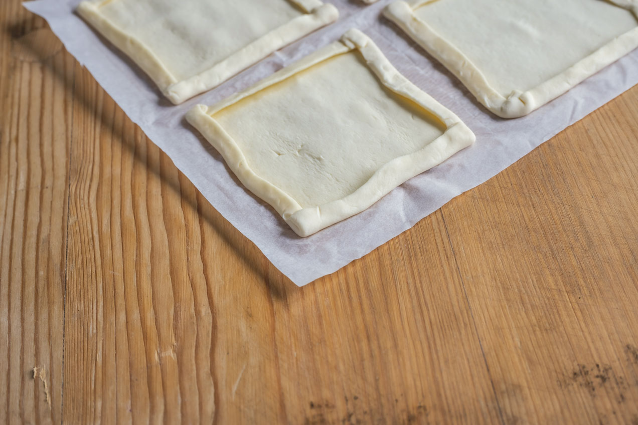 Sült almaszeletek leveles tésztával