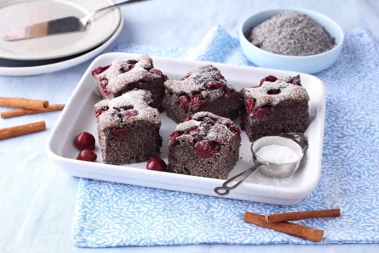 Fahéjas-meggyes-mákos kocka