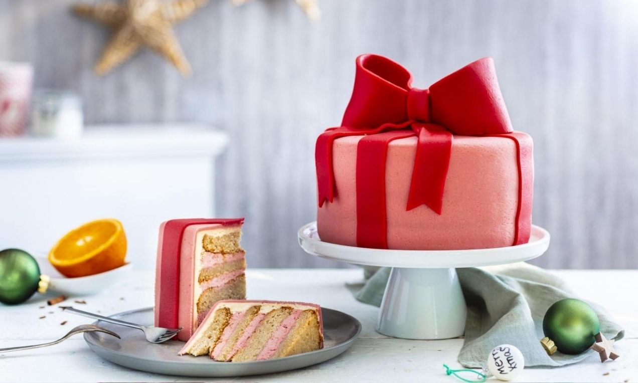 Ajándékdoboztorta szalaggal