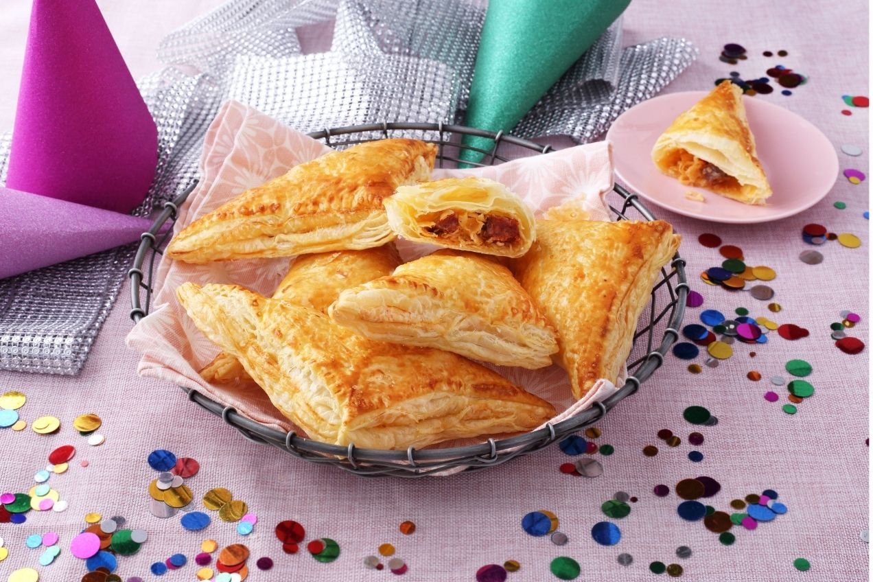 Savanyú káposztás-kolbászos táskák