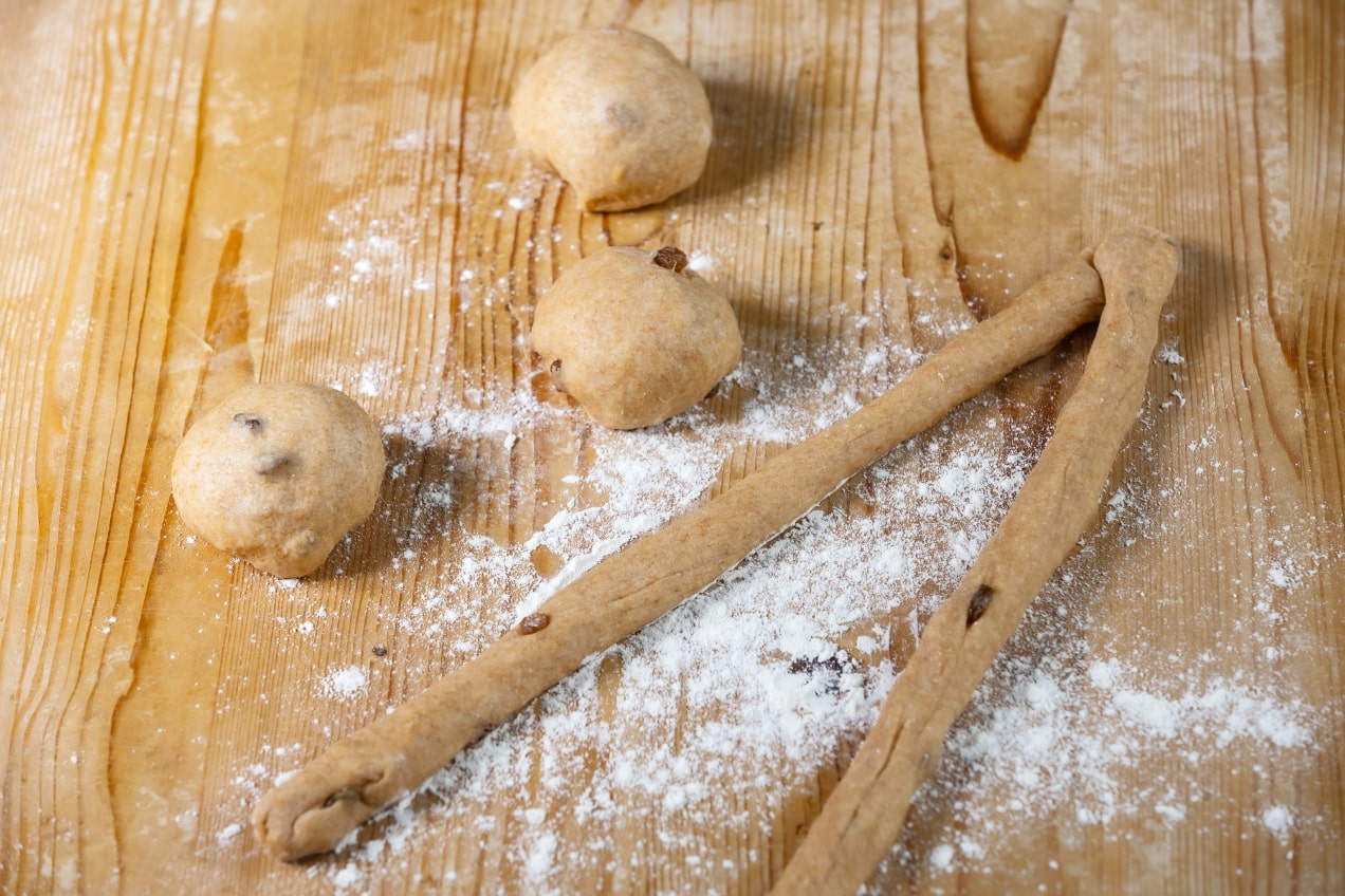 A Kovászos kalácskoszorú tésztáját egyenlő részekre osztva kisodorjuk.