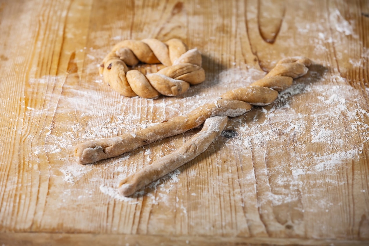 A  kisodrott részeket egyszerűen összetekerjük, majd koszorút formázunk belőle.