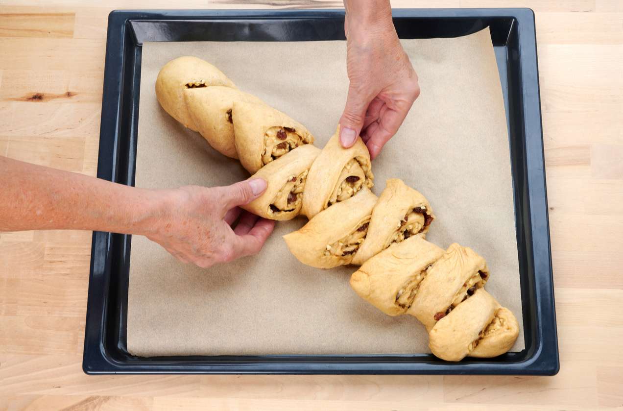 A bevagdosott részeket a középvonaltól kifelé részben kihúzzuk.