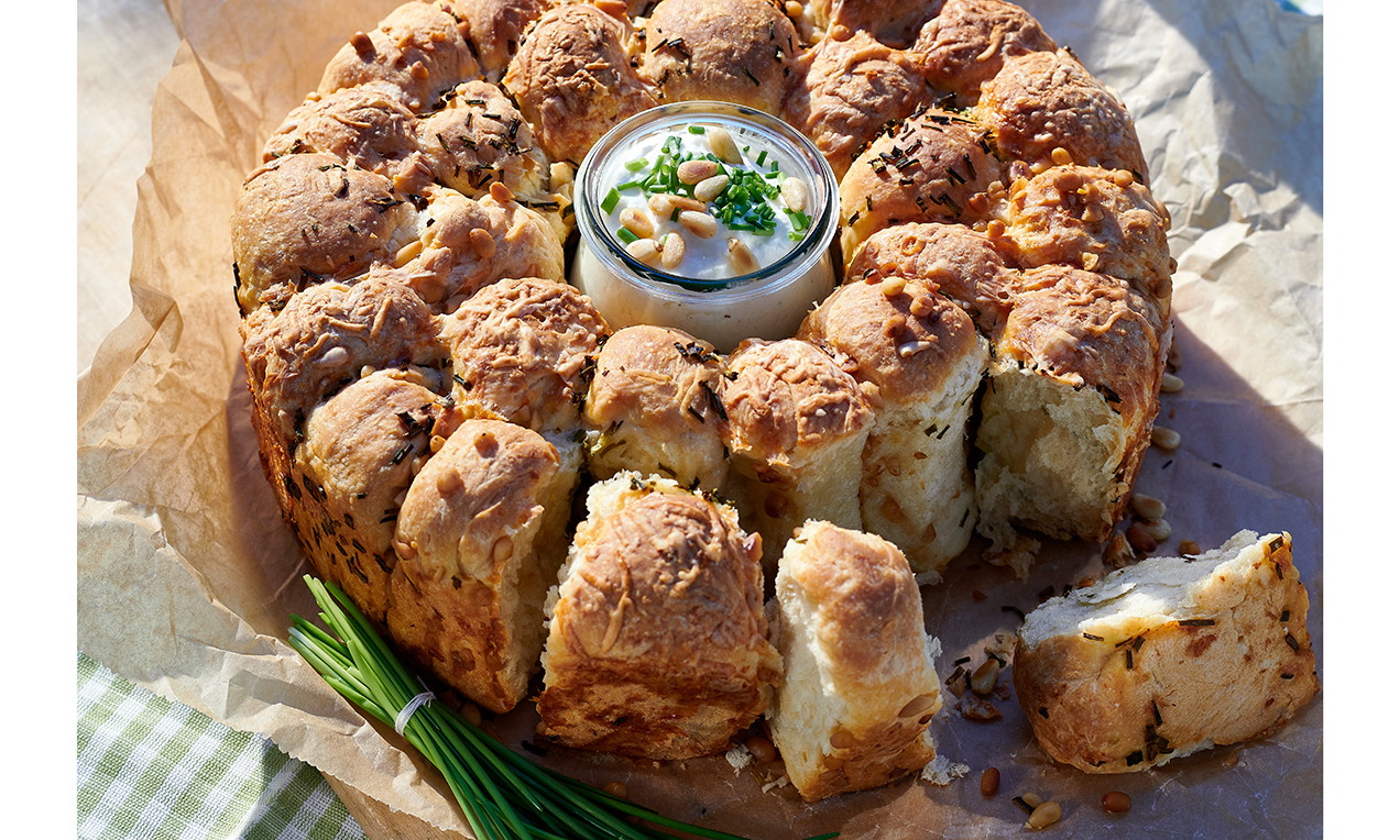 Pikáns majomkenyér karalábé-mártogatóssal