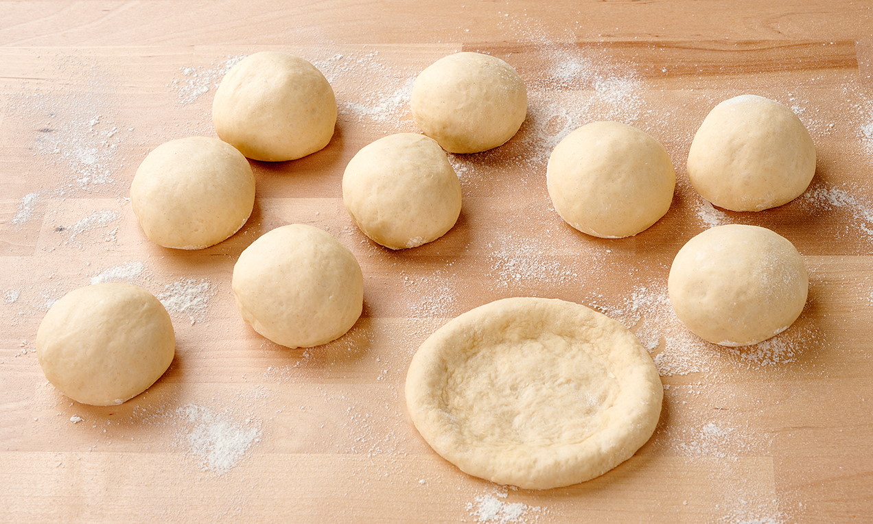 A Vegán lángos alaptésztájából gombócokat formálunk.