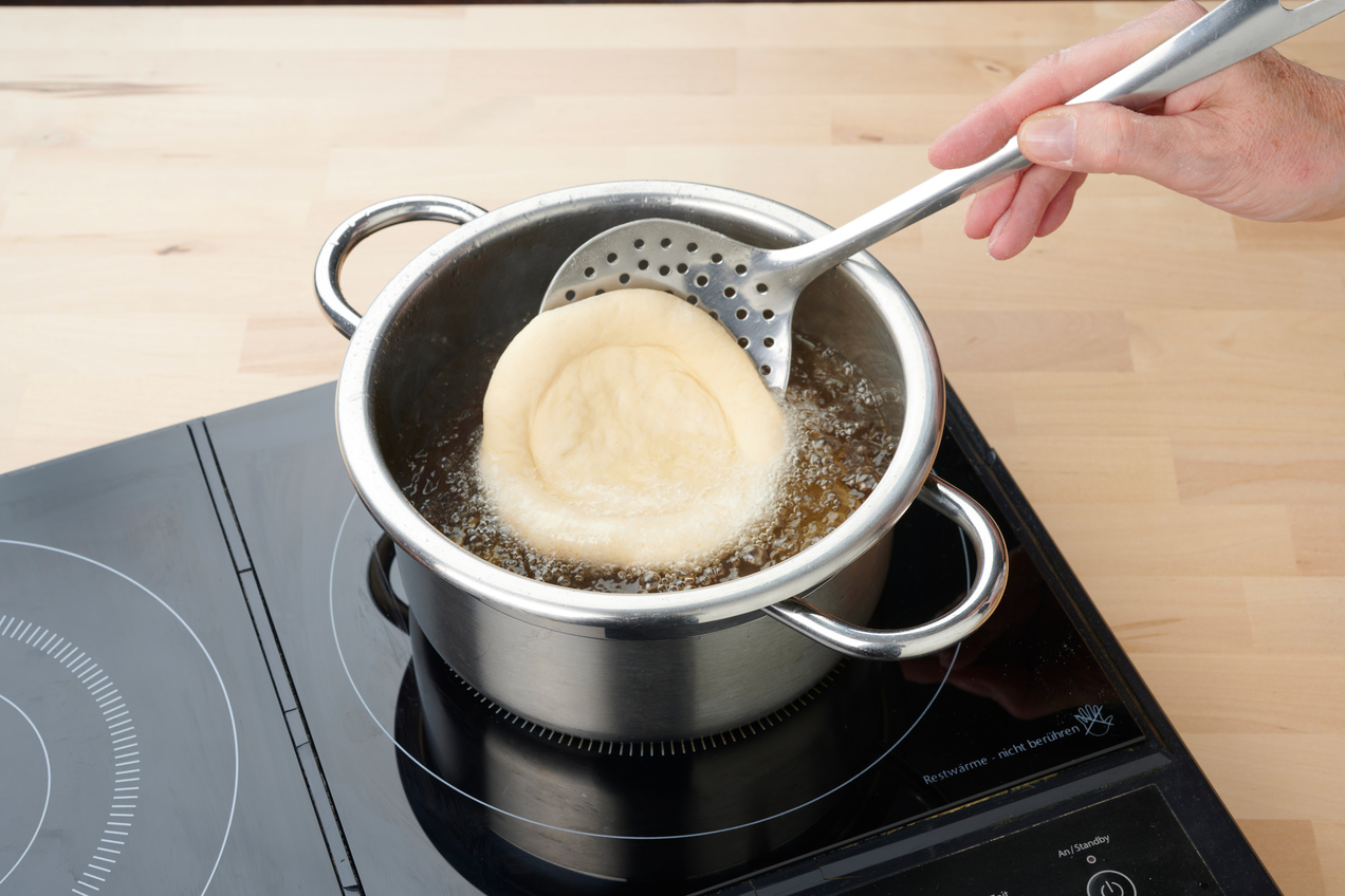 A laposra nyújtott Vegán lángost olajban hirtelen kisütjük.