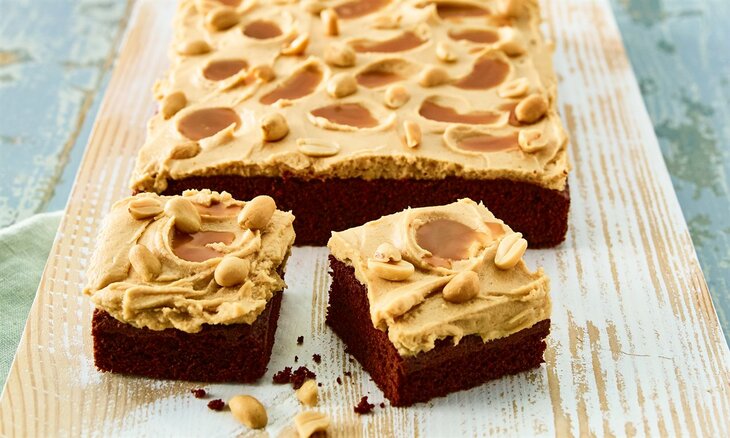 Brownie földimogyorós-karamellás krémmel