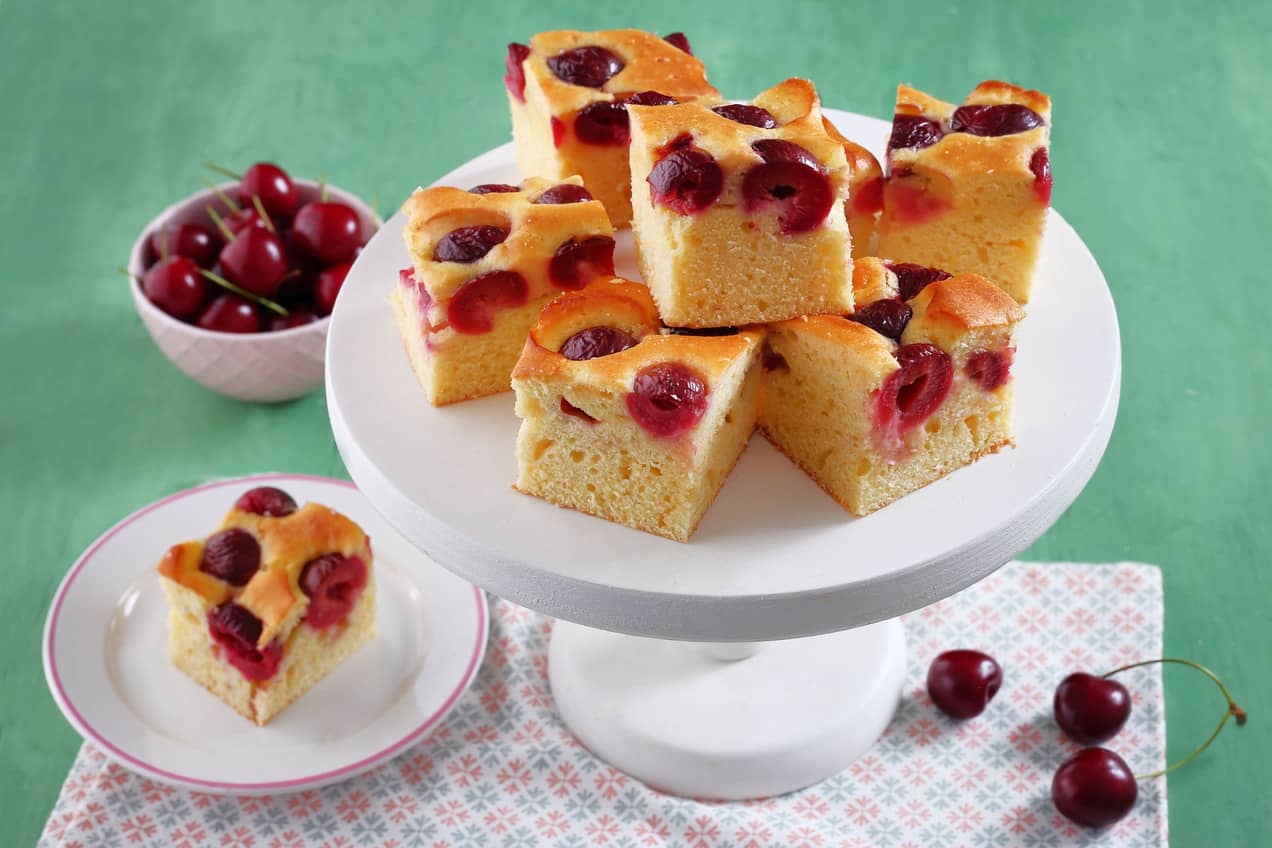 Cseresznyés-joghurtos kevert pite