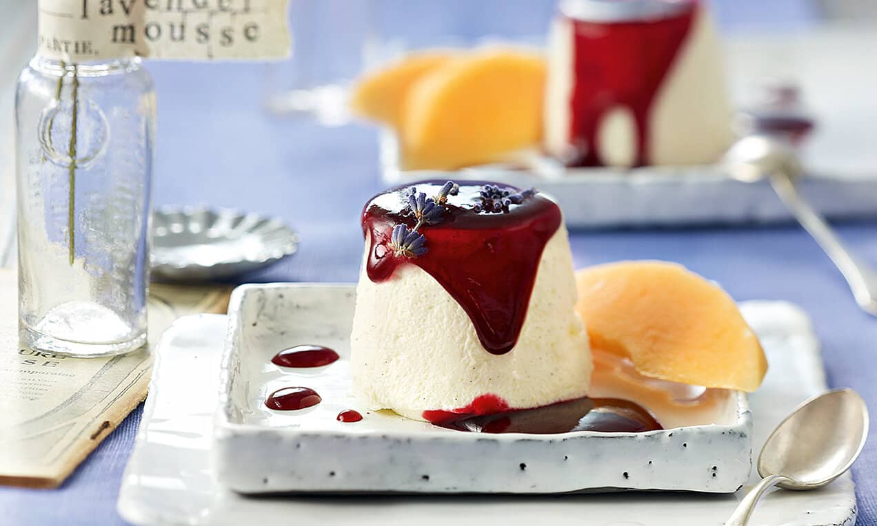 Levendula-mousse cassis öntettel és dinnyével